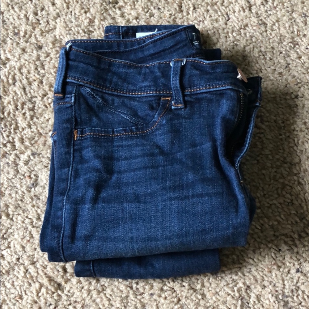 Hollister jeans with one rip